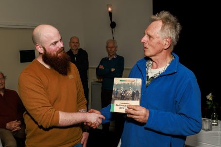 Stefan Louwerse ontvangt de Meerbomen nu biodiversitetsprijs voor zijn inzet voor meer biodiversiteit in de gemeente.