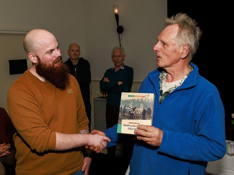 Stefan Louwerse van Beewilding is enthousiast en gemotiveerd om de biodiversiteit te helpen en te werken aan een groene leefomgeving.