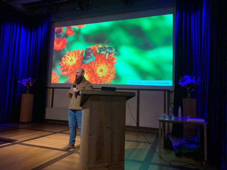 Beewilding geeft leuke en enthousiasmerende lezingen over natuur, groen, klimaat en wilde bijen. Ik denk graag over jou bijeenkomst mee!